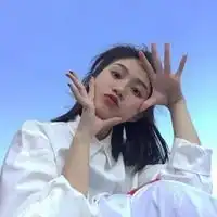 高清唯美蓝天女生头像
