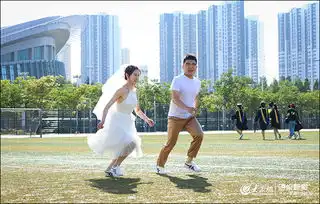 大众网记录爱情长跑石大学子毕业四年返母校拍婚纱照多图
