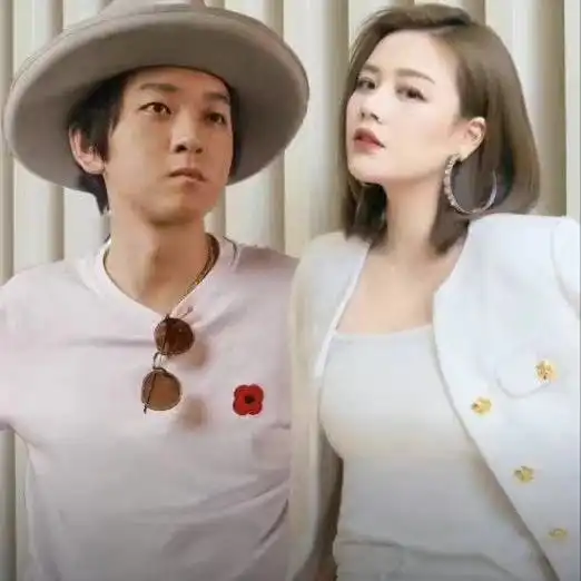 马思纯张哲轩回家画面曝光两人电梯相拥亲吻,一脸幸福甜蜜
