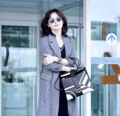 李英爱都49岁了还不显老,穿长款西装配卷发亮相,气质贵妇真冻龄
