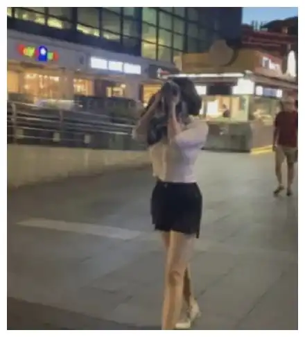 51岁许晴街头近照曝光,美腿酥胸,身材完爆20岁少女
