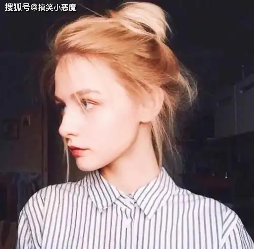 搞笑gif段子银行卡给你了,但是密码等我抱了孙子再告诉你
