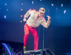 郭富城掀衣露肌半夜3点运动好辛苦
