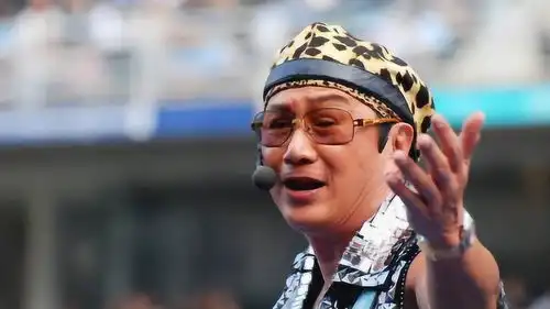 许冠杰儿子许怀欣患癌暴瘦后首次现身,右耳已经失聪

