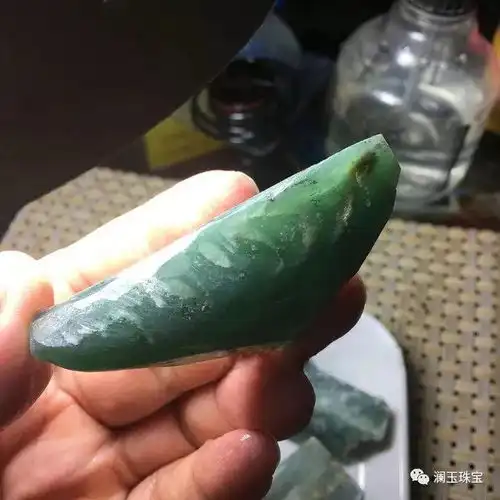 切垮要被丢弃的翡翠原石,却被雕刻师傅抢救成功,被成品惊艳了
