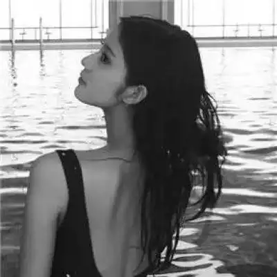 黑白女头像伤感高冷孤独岁月之沉淀
