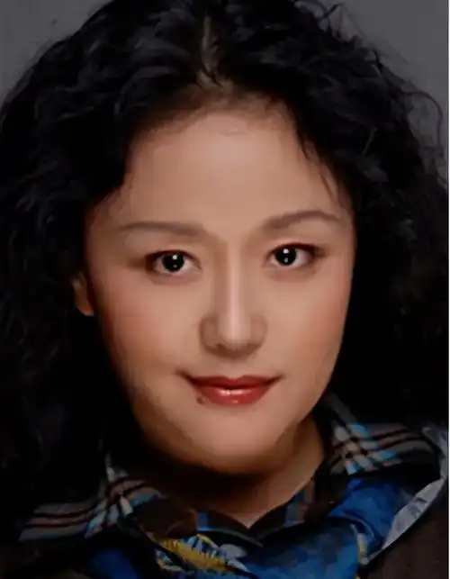 4岁丧父丧母,25岁离婚至今未婚自称东方第一寡妇的她咋想的
