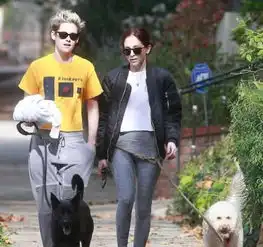 暮光女现身巴黎时装秀,潮式西服配橘黄色裤子,整体非常酷帅
