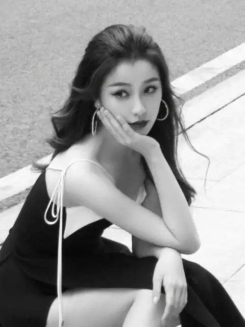 虞书欣终于瘦下来啦穿黑色开叉长裙成富家千金,气质更是大蜕变
