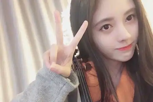 明星街拍鞠婧祎小清新穿搭,穿衣款式时髦又有型,元气少女活力满满
