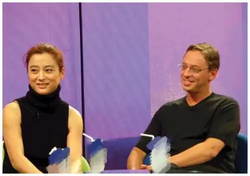 网友晒亲戚婚礼,甜歌皇后李玲玉倾情献唱,红西装帅气优雅
