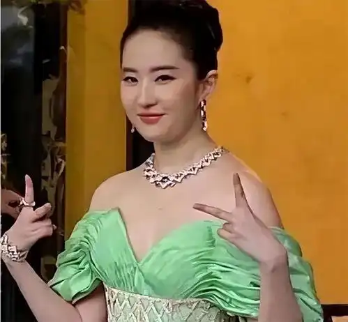 刘亦菲出席活动近照大变样,满脸胶原蛋白昔日清纯模样一去不返
