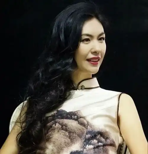 44岁沈阳美女,中国首位盲人模特,生两个儿子,丈夫扶着她走秀
