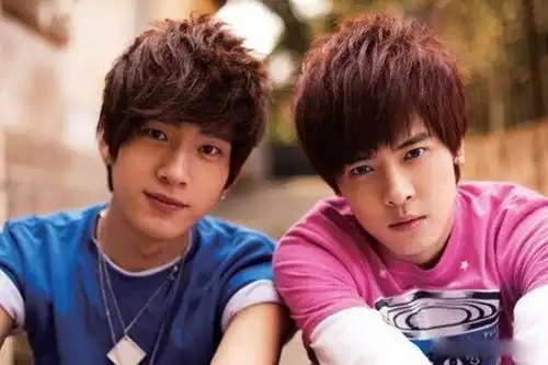 娱讯付辛博井柏然郑恺同学聚会合影暮光女光脚走红毯
