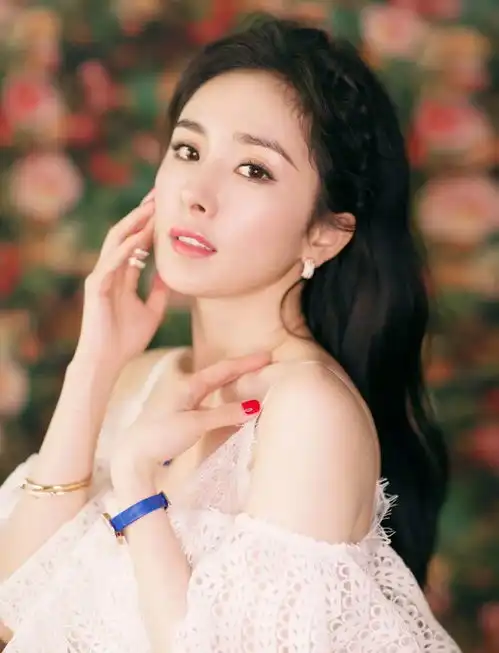 杨幂钟爱的红色美甲太抢眼赵露思宋茜爱不释手的裸粉色更温柔
