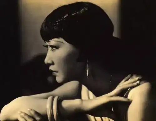 她曾红过巩俐章子怡,因演妓女和女奴,被国人讨厌,最后惨死他乡
