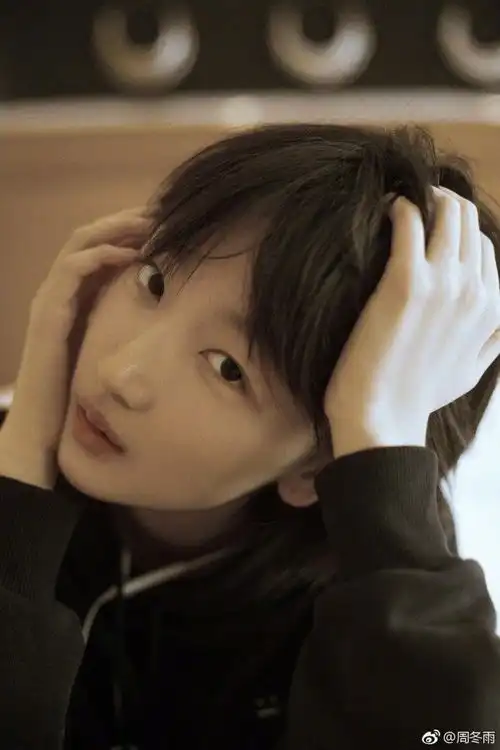 周冬雨罕见晒9宫格福利,脚上的豹纹小袜子是亮点
