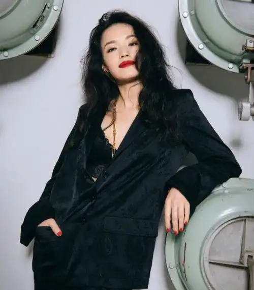 舒淇出席活动被拍,慵懒卷发港风味十足,生图却暴露45岁皮肤状态
