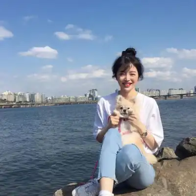 2023开朗热情女生头像
