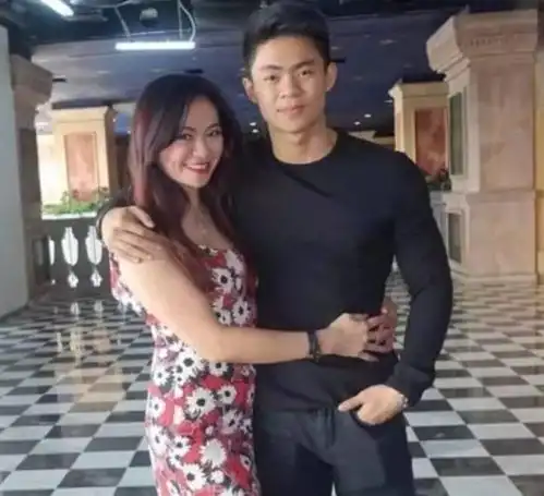 53岁魔女奶奶火了,和儿子合照像情侣,把老公熬成了爹
