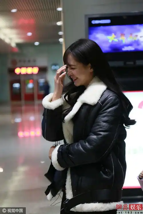 沈梦辰机场等狮子合唱团与小女孩合影
