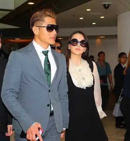 郭富城携妻现身,方媛一身小香风配爱马仕尽显名媛范,完美配一脸
