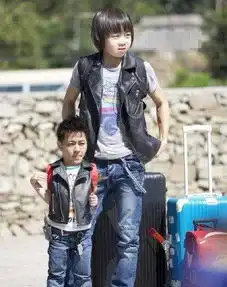 林志颖晒父子同步表情包,比谁更萌小儿子吐舌像q版小志
