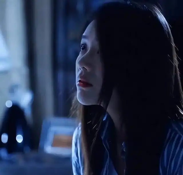 马思纯张哲轩和好友聚餐,一身黑衣不显胖,有说有笑似小女人
