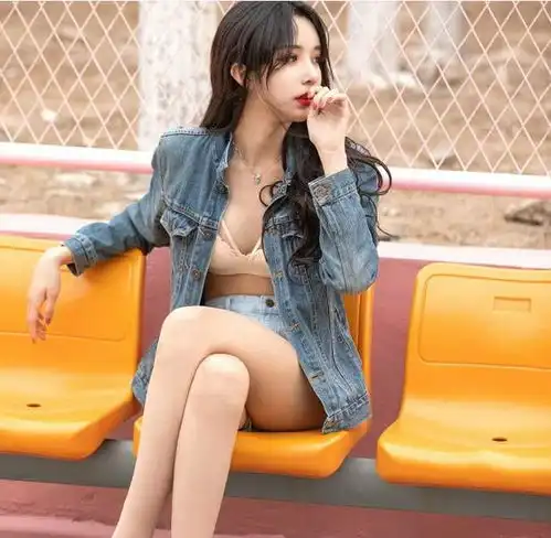 艾比为什么一直披散头发看到她扎起马尾的照片这位大哥是
