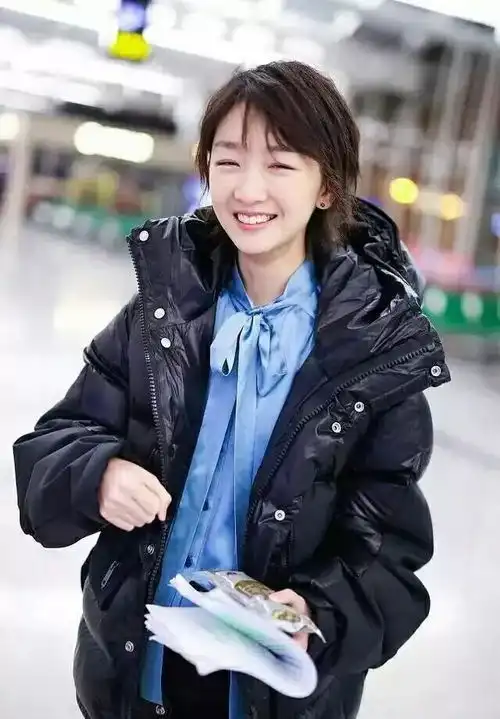 身材娇小的周冬雨居然能撑起这么大的外套,男友力爆棚啊
