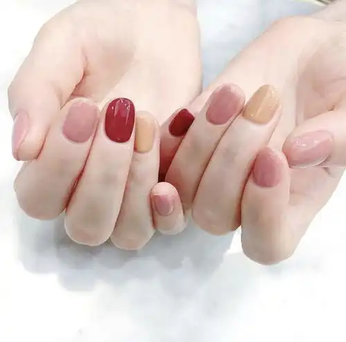 连迪丽热巴都超爱的豆沙色美甲,气质优雅又显白真的美呆了
