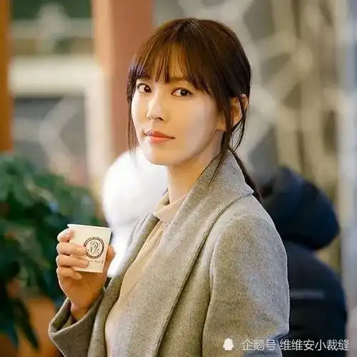 人称蛇蝎美人金素妍顶楼穿搭,比40岁冻龄美颜更吸睛
