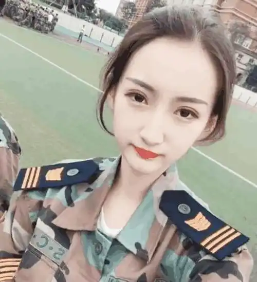大一军训小学妹走红,皮肤白皙五官精致,网友往下一看太过分了
