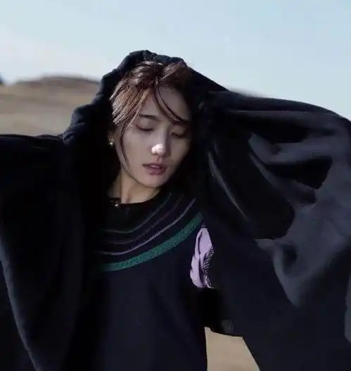 李亚鹏拍情侣写真,小女友穿白西装气质清冷,像极了年轻时的王菲
