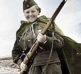 明明不利于作战,为何苏联要所有士兵披披风原来还有这些作用
