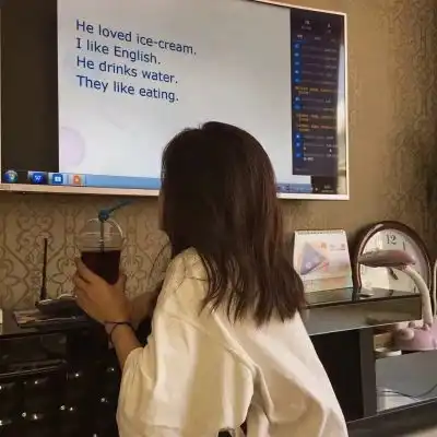 真人女生头像背影不露脸
