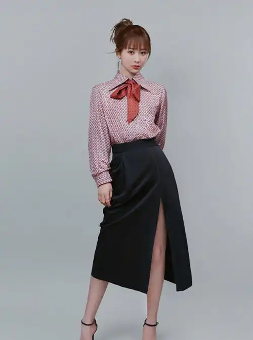 杨紫可真会玩,西装牛仔硬要拼在一起穿,结果却嫩的像个女学生
