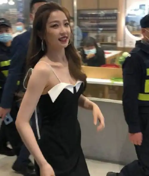 虞书欣出席品牌线下活动,生图状态好,黑色开叉裙风情万种
