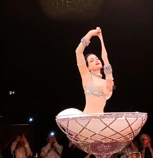 太辣眼从巴黎时装周的一丝不挂,我看到了一场国王的新衣秀
