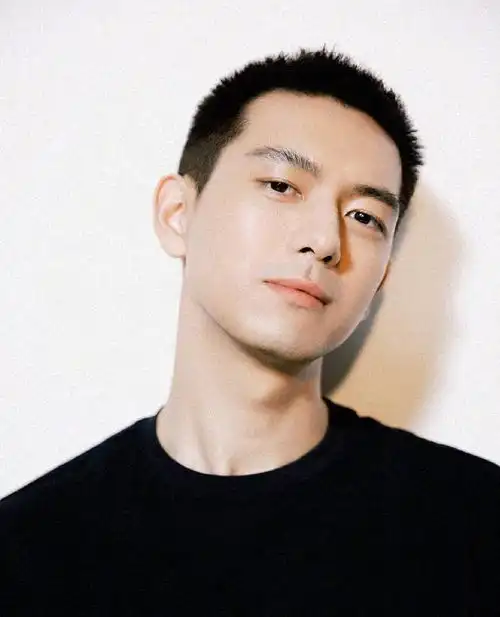 李现晒最新寸头造型,五官帅气颜值耐打,果然不负粉丝众望
