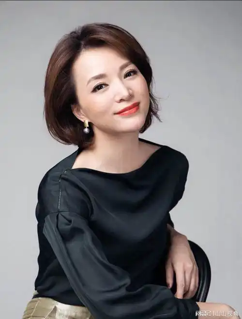51岁董卿近况曝光看辛柏青主演的话剧,穿风衣戴黑框眼镜瘦了很多
