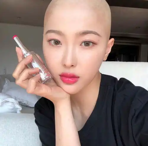 29岁姑娘理发店直播剃头,崩溃大哭我想活下去
