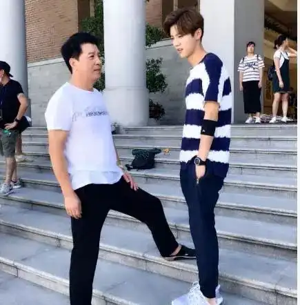 鹿晗终于见家长了关爸爸很满意,网友好事将近
