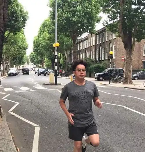 71岁谭咏麟跑步被野狗追,改为天不亮晨跑热爱运动的人真自律
