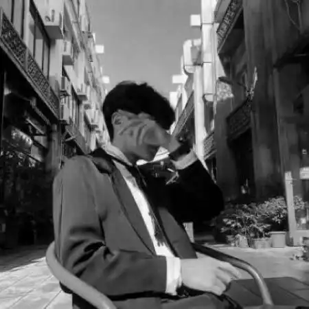 伤感颓废男生头像黑白,原来孤单的还是自己
