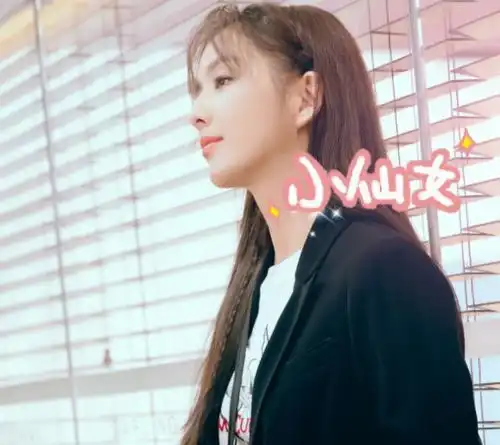 佟丽娅真是绝了,接上长发换个刘海,34岁嫩成了16岁
