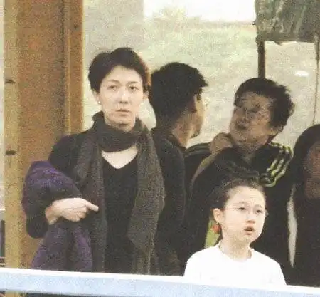 成龙女儿手腕上十几条伤疤,想知道成龙为啥不认小龙女呢
