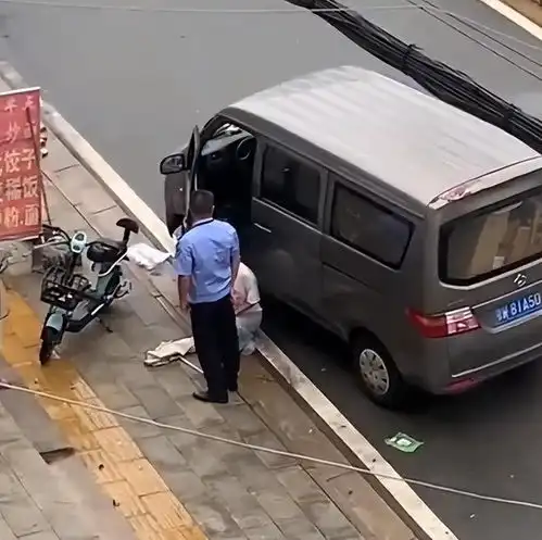 民警也无语湖北一司机移动了路边的电动车,女子当场大哭大闹
