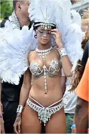 蕾哈娜爆乳水晶灯装巧克力美人性感游行新浪四川时尚
