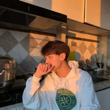 帅气男生头像真人拿命搏未来
